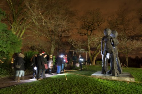 Museumsnacht 2018, Park der Fondation Beyeler mit Skulptur von Georg Baselitz, © Matthias Mangold